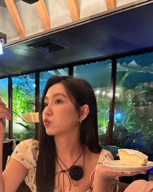 Wei Xia Instagram - 又長大了一歲🎂🎀💜
感謝這一年遇到的一切與你們
真的成長很多也磨練與瞭解自己不少(｡ ́︿ ̀｡)
真的真的好寶貴(*¯︶¯*)

也感謝朋友們每年都完成我這個少女心的人哈哈哈
謝謝歐膩 @summer811ie の愛
也感謝我13年朋友的愛(⁎⁍̴̛ᴗ⁍̴̛⁎)
今年又是蛋糕富翁哇哈哈哈哈

另外謝謝大家的祝福謝謝大家的愛戴🫶🏻
依照慣例每年生日願望前兩個都許給
我愛的人跟愛我的人都可以身體健康平平安安賺大錢唷٩(˃̶͈̀௰˂̶͈́)و