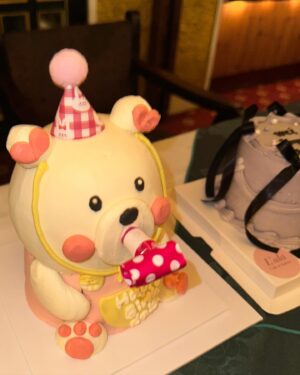 Wei Xia Instagram - 又長大了一歲🎂🎀💜
感謝這一年遇到的一切與你們
真的成長很多也磨練與瞭解自己不少(｡ ́︿ ̀｡)
真的真的好寶貴(*¯︶¯*)

也感謝朋友們每年都完成我這個少女心的人哈哈哈
謝謝歐膩 @summer811ie の愛
也感謝我13年朋友的愛(⁎⁍̴̛ᴗ⁍̴̛⁎)
今年又是蛋糕富翁哇哈哈哈哈

另外謝謝大家的祝福謝謝大家的愛戴🫶🏻
依照慣例每年生日願望前兩個都許給
我愛的人跟愛我的人都可以身體健康平平安安賺大錢唷٩(˃̶͈̀௰˂̶͈́)و