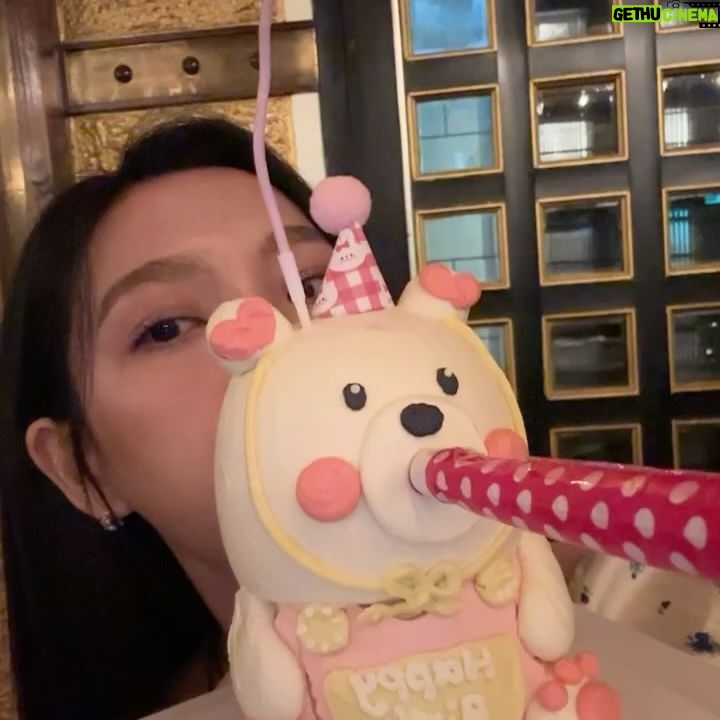 Wei Xia - 3 Likes - 又長大了一歲🎂🎀💜
感謝這一年遇到的一切與你們
真的成長很多也磨練與瞭解自己不少(。 ́︿ ̀。)
真的真的好寶貴(*¯︶¯*)
也感謝朋友們每年都完成我這個少女心的人哈哈哈
謝謝歐膩 @summer811ie の愛
也感謝我13年朋友的愛(⁎⁍̴̛ᴗ⁍̴̛⁎)
今年又是蛋糕富翁哇哈哈哈哈
另外謝謝大家的祝福謝謝大家的愛戴🫶🏻
依照慣例每年生日願望前兩個都許給
我愛的人跟愛我的人都可以身體健康平平安安賺大錢唷٩(˃̶͈̀௰˂̶͈́)و