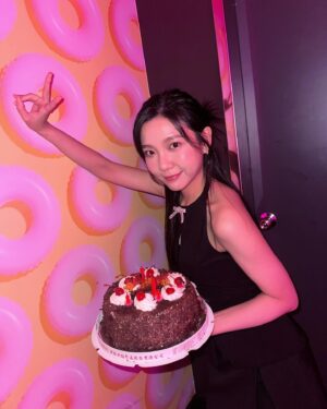 Wei Xia Instagram - 520Happy birthday to me💜🎂

謝謝今年幫我過生日的朋友們
我真的好幸福♪( ´▽｀)