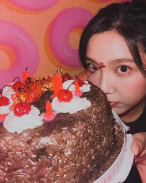Wei Xia Instagram - 520Happy birthday to me💜🎂

謝謝今年幫我過生日的朋友們
我真的好幸福♪( ´▽｀)