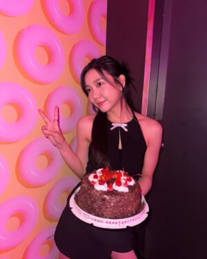 Wei Xia Instagram - 520Happy birthday to me💜🎂

謝謝今年幫我過生日的朋友們
我真的好幸福♪( ´▽｀)