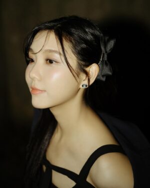 Wei Xia Instagram - 🖤🎀🖤🎀🖤
五月金牛寶寶來囉♉️

五月目標✨
1.瘦個3kg
2.天氣變化不要太大之要變漂亮
3.保持樂觀工作拍攝一切順利

📷： @rockykao456 
Makeup& hair: @st2102