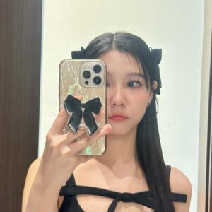Wei Xia Instagram - 有幾個蝴蝶結呢🎀🖤
(*¯︶¯*)