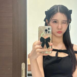 Wei Xia Instagram - 有幾個蝴蝶結呢🎀🖤
(*¯︶¯*)