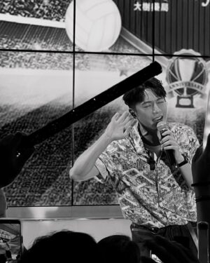 Weibird Wei Instagram - 謝謝 #惠氏 與 #大樹藥局 
第一次踩著星光大道唱歌給大家聽😂🦭
大家真是太熱情了❤️‍🔥❤️‍🔥❤️‍🔥❤️‍🔥

@paulsmithdesign 
@bluebelltw 

圖
1 👐
2 試圖帥氣
3 上班中
4 很認真上班📸
5 你也覺得我很認真嗎
6 再說一次👂
7 下班