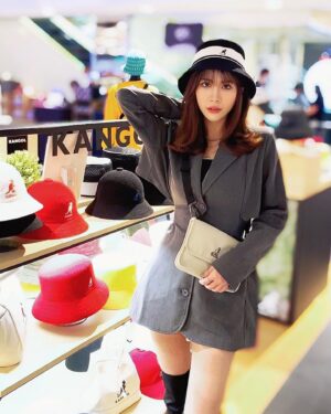 Wendy Huang Instagram - 還記得三月初跟大家分享的KANGOL DAY穿搭選拔活動嗎
終於來到選拔活動最終評選的日子啦🥳
很高興@popdaily 和@kangol_headwear_taiwan 
邀請我擔任這次活動評審之一
和大家交流分享穿搭的想法真的很開心🤎🤍🖤
但不得不說KANGOL單品真的很強
各種款式都能很完美的點綴
連我自己在櫃位現場幾乎都愛不釋手
🦘小包包更是我的心頭好！！😍

而且為了歡慶KANGOL DAY現在還有特別活動
3/31前滿5000就可以成為VIP 🤩
（平常要8000才能入會呢！）
之前想入手還在猶豫的朋友剛好可以趁現在衝一波哦！😍
最後告訴我如果你們是評審會pick哪位參賽者吧😉✨

#KANGOL
#KANGOLDAY
#FROMTHEJUMP
#amemberoflebags