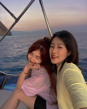 Wendy Huang Instagram - ｜
想要抓住夏天的尾巴
那就來趟牛奶海吧🌊✨🤍

前陣子無法跟朋友相見歡
導致我極度想要去哪裡走走
但是工作排程較為緊湊的我無法跑太遠
也不想要跟不認識的隨便湊團
（因為我是尷尬癌患者🤭
所以就決定帶著閨蜜來趟牛奶海微旅行
包下整個遊艇出海的感覺就是開心🛥👭🏻🥳

這次我們選擇日出團想說景色會有多種層次
實際親臨後那種感受和肉眼可見的美真的無法言語
（往左滑就可以看到我說的那種漸層感🥰
先是享受著寧靜的夜晚抬頭仰望無光害的滿屏星空🌌
接著充滿油畫色彩的日出漸漸從龜山島的方向展露頭角🌄
再到艷陽高照晴空萬里的蔚藍海面🌊☀️
真的是美到我即使暈船也要霸佔著C位暈
（是的你沒看錯🥴大家以為我坐在那邊閉著眼睛享受
拍網美照但沒有我就是單純暈到爆🤣

除了在船上和朋友同樂外
遊艇抵達牛奶海時還能下去海上活動😍
雖然大家在玩S U P的時候我還在暈所以沒玩到超可惜
但是我閨蜜代替我好好玩了一波
還拍了超經典的空拍網美照真的超美！！
而且他們很貼心還充氣了一隻獨角獸讓我可以坐🦄️
撫慰了我沒跟到S U P的微失落小心情
除此之外我們搭的是比麗堅號 @bilichien 🛥
裡面的環境很舒適寬敞大家可以坐著聊天吃東西
累了裡面還有張很大很舒服的雙人床可以躺著好好休息
（為什麼我會知道呢 我絕對不會告訴你我在船上
有3分之一的時間都躺在裡面的🤣🤣🤣
整體來說雖然暈船漏掉了一些遊玩的部分蠻可惜
但真的非常值得來一趟！
（想要多來幾次也是很可以🥰
而且除了我們這次參加的日出團之外
其實還有日落團可以選擇🤩
如果你像我一樣是屬於比較夜貓性質、
早上起不來的那一種你就很適合日落團
因為真的睡飽飽比較不容易暈船這樣就能大玩特玩
如果是正常作息的寶們就可以玩日出團
不過如果你24小時精神都很好那你想怎麼玩都可以啦
😂😂😂

最後溫蒂把詳細資訊都貼在下面提供給大家啦❤️
想玩耍的記得提前報名喔🥰

🔺貼心提醒：今年牛奶只到10/11且已全時段額滿
想去牛奶海的朋友可以報名冬季的小琉球或明年4月中開始的牛奶海💕

店家資訊：
比麗堅號 - Bi Li Chien
Line：@893anpxi
地址：宜蘭縣頭城鎮港口路烏石漁港遊艇碼頭

#牛奶海 #海洋 #龜山島 #遊艇 #日出 #夕陽 #sup #比麗堅號bilichien #日落 #游泳圈 #bilichien