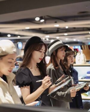 Wendy Huang Instagram - 還記得三月初跟大家分享的KANGOL DAY穿搭選拔活動嗎
終於來到選拔活動最終評選的日子啦🥳
很高興@popdaily 和@kangol_headwear_taiwan 
邀請我擔任這次活動評審之一
和大家交流分享穿搭的想法真的很開心🤎🤍🖤
但不得不說KANGOL單品真的很強
各種款式都能很完美的點綴
連我自己在櫃位現場幾乎都愛不釋手
🦘小包包更是我的心頭好！！😍

而且為了歡慶KANGOL DAY現在還有特別活動
3/31前滿5000就可以成為VIP 🤩
（平常要8000才能入會呢！）
之前想入手還在猶豫的朋友剛好可以趁現在衝一波哦！😍
最後告訴我如果你們是評審會pick哪位參賽者吧😉✨

#KANGOL
#KANGOLDAY
#FROMTHEJUMP
#amemberoflebags