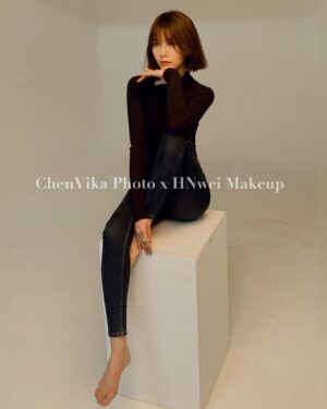 Wendy Huang Instagram - 意外捕捉到的工作照側拍 𝐥𝐨𝐯𝐞 𝐢𝐭 🖤

𝐏𝐡𝐨𝐭𝐨𝐠𝐫𝐚𝐩𝐡𝐞𝐫｜ @chenvika_photo  @chenvika826 
𝐌𝐚𝐤𝐞𝐮𝐩｜ @hnwei_orange