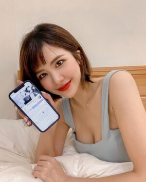 Wendy Huang Instagram - ｜
忙碌的生活突然因為疫情好多事情都停擺了下來😷
閒閒的大家都開始IG互開直播、玩限時動態接龍、甚至連買東西都直接透過網路下單📱🛒
但是宅歸宅，居家環境舒適度和氛圍感可是一點都不能耽擱😎
今天要跟大家分享一個最近很喜歡的選物品牌
@zoraliving
若拉的選物，讓平凡的每一天都可以過得很有儀式感
有質感的居家環境加上用的東西都美觀好看心情都會直接跟著好起來🥰

我整個陷在裡面一個下午欲罷不能了
一起來Zora 打造各種若拉感吧！💕🙈

快來逛逛💛🛒
https://www.facebook.com/ZoraLiving

#若拉陪你疫起來#疫情在家也要有儀式感#讓生活不再平凡 #懂生活傢俱 #若拉感 #躺起來#若拉家居 #若拉家俱