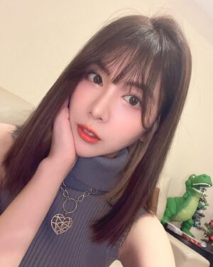 Wendy Huang Instagram - 曾經說過如果有消息會跟大家分享

.
.
.

我是說有做醫美的消息啦🤣🤣🤣
其實我要感謝我爹娘讓我基本
沒怎麼踏入醫美還能撐到現在
但你們也知道保養再不及時
歲月摧殘下去就來不及了🥺
所以我終於決定跑去欣莘諮詢請醫生幫我變美美
除了我長期看不順眼的嘴邊肉以外
我還跟醫生提到我眼下的問題
我的膚況雖然是👌🏻的
沒有眼袋、淚溝也幾乎沒有
但是因為鼻子過敏的關係
每次沒化妝都有很深的黑眼圈🥲
討論過後決定來做音波拉皮➕膠原蛋白注射
施打膠原蛋白後當下就非常有感澎起來
還記得林沛鋒醫師說了一句我忘不了的
：哇 表面看起來其實👌🏻但裡面其實有點空呢！
嚇死我惹 原來就是這樣流失的難怪都無法察覺🥹
而施打音波就更不用說了！
我在意的是輪廓線條嘴邊肉的部分
林醫師有特別幫我加強
雖然剛施打完那個禮拜像麵包超人
施打完之後三個禮拜我基本上已經又不用修容了
但是大家看到我總會說你是不是瘦了怎麼臉越來越小
這種港覺只能說真的是非常非常開心啊😝

如果你們想做一些保養微整真的可以去欣莘諮詢
除了醫生很專業之外護理師都很貼心也很溫柔
而且會針對你的需求給予調配不會強硬推銷🥰
（為了避免說現在美圖相機修圖的部分，
附上第四第五張原相機無濾鏡修圖的照片給你們看🤣）

#欣莘時尚美學診所 #中山區醫美
#海芙音波 #音波拉提 #膠原蛋白植入劑