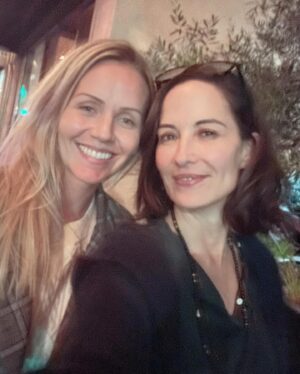 Wendy Moniz Instagram - Sunday sweater weather with my Norway/Nashville girl @liseevanger 📸
***
@beryllpeople @viavenetosantamonica
#snlsweaterweather 🫠