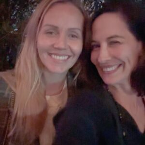 Wendy Moniz Instagram - Sunday sweater weather with my Norway/Nashville girl @liseevanger 📸
***
@beryllpeople @viavenetosantamonica
#snlsweaterweather 🫠