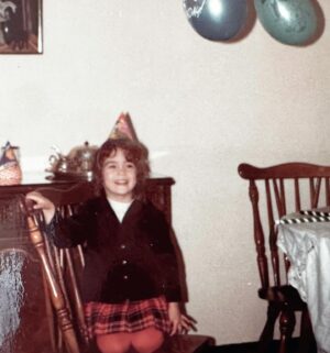 Wendy Moniz Instagram - my birthday vibe 🥳🎈
***
Since the age of 5…STILL don’t know what to do with my hands when posing for a picture ➡️🤷🏻‍♀️🎂
