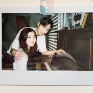 Weng Jiawei Instagram - 《7AM》一鏡到底幾十次的拍攝真的很有趣✨是個非常快樂的一天✨

謝謝子然導演、語嫣副導和團隊們給我們滿滿的安全感和耐心，每一顆鏡頭都是我們累積出來的默契♥️

再講到我的遠距idol @peterpan0620 雖然皮膚比女生好，但卻沒有任何包袱的盡力表現，讓我在過程裡可以很放心的產生互動，也很開心這一次能夠成為彼此的對手達成自然的表現✨

過程根本就已經像在排舞台劇一樣，除了要記走位站位之外，還有兩個人之間力氣給予的拿捏，簡直是小動作片，大家也因為一次又一次的嘗試，向心力越來越強😆甚至最後收工還一起歡呼🥹我真的好喜歡拍片喔，大家好可愛♥️

話說我隔天是真的全身痠痛，看來要拍更多好玩的片子要開始運動了吧😆

#潘裕文 #7AM #最後一張拍立得我笑很久 #因為阿潘太俊美很像什麼音樂系學長或鋼琴老師 🤣🫶🏻