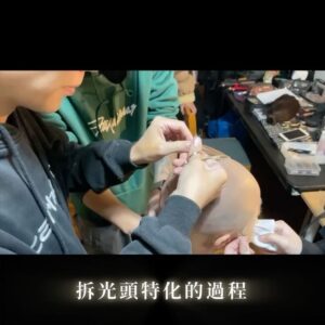 Weng Jiawei Instagram - SYSDIAGNO BIOTECH 
/ Ballet Lesson 

去年年底自己加入了一個很棒的團隊，拍了一個感情很投入的公益短片。

在這之前我思考了很多關於身體不健康之後我能為自己留下什麼，也在過程裡累積了對失去的恐懼，真的很神奇的是在這些過程裡我的身體居然長出一個直徑0.5公分，小小像是腫瘤的東西，哇！那時候的我真的非常震驚，我不曉得一個人的意念還有身體的連結居然可以有這麼直接的影響，這讓我更相信在我們生病或情緒低落的時候，找到正向的動力去思考是多重要的一件事。

謝謝不論是討論或現場指導，導演Tom給了我們很多的交流，讓身為演員的我們感到幸福也更有把握去做內心的展現，也很感謝攝影師Patricia給予的安全感和調度，團隊裡的所有人雖然竭盡所能的搶著時間，但一直照顧著我們，不影響我們在片場需要凝聚的精神。

這是一個公益短片沒有錯，但大家當作電影在拍😆對於休息一陣子再回到這個崗位的我來說是一個很美的經驗。

感謝大家釋出的善意和支持，我會好好收著繼續耕種更多作品🤍

Dear @dianluna.c 相似的背景讓我們一見如故，謝謝妳的單純美好，祝福妳能得到更多美好的體驗🫂

還有細心照顧我的經紀人們@litbmwang @jannatsai 愛你們🤍

團隊名單/文字by YC Tom Lee

CLIENT// SYSDIAGNO BIOTECH
DIRECTOR // @yctomlee 
WRITTEN BY/ YC Tom Lee .
@yunyunloveart_
COPYWRITER// SzHui Liu
CINEMATOGRAPHY // @patricialopes.dop 
PRODUCTION COMPANY // Palace Films
EXECUTIVE PRODUCER //@phillipyukang.
Moe Chang
PRODUCER// Wilder Tsai . Hank Lo
LINE PRODUCER// Kenny Yang
1st ASSISTANT DIRECTOR // @eunicehsu129
1st AC// Kenny Chen
STEADYCAM OP/ @chuan660715
GAFFER// @leonyuan8
PRODUCTION DESIGNER//@axin_yang
COSTUME DESIGNER// @luke681230
COSTUME// @dorytuu
MAKEUP ARTIST// @jujumakeupla
MAKEUP ASSISTANT// @zi.0627
SPECIAL EFFECTS MAKEUP// Chunai

POST PRODUCER//@yung_ying_lucille
EDITOR//@mica1490
COLORIST//@mulder.tom
VFX & COMPOSITING// lan Chen
COMPOSER// @troy55555
SOUND DESIGN & MIX//@kiwiinc2008
VO RECORDING// Kiwi Audio
CASTING DIRECTOR// Chia-Ling Wei

CAST/I
Diane Chen @dianluna.c 
Vivi Wong @vvjia 
Hsin-Hisin Chen
可愛的女兒 那兩天把所有愛都給妳了😆