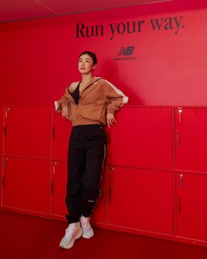 Weng Jiawei Instagram - 🤍New Balance 🤍
Run your way全能運動場體驗開張！！

著裝完畢走進運動場就有一種很有活力的感覺！畢竟這一次的體驗裝置和服裝都充滿滿滿的復古風潮，光是站在場地腎上腺素就準備好升高了😆

今天穿著
✨New Balance Fresh Foam X 1080v13 ✨
彩虹漸層款厚底慢跑鞋不得不說足弓腳底的體驗很美好，柔彈卻有足夠的支撐力，鞋面織布的彈性跟著腳背活動拉伸，一點都不會壓腳，常常走路或運動的人一定都知道這有多重要🥹

體驗區有可愛的柔彈鞋型棉花浴池、雲朵舒適沙發、瑜珈寬敞空間、跑步機，最好玩的的是拉繩攀岩區，還有秒數裝置😆 復古卻也帶著運動的俐落流線裝置，這種活動就是要跟朋友一起去才好玩🤍

運動場開放快閃三天，有時間的朋友不要錯過裡面有瑜伽和皮拉提斯的體驗，除了通體舒暢還可以獲得美照😆

* 時間：3月15日～3月17日：限時三天開放給民眾體驗互動各種趣味關卡，現場也可以簡單體驗瑜珈或皮拉提斯課程。
* 地點：台北市花博公園流行館

#NewBalance #NBRCTW #FreshFoamX1080v13

🤍時間：3月15日～3月17日：
限時三天開放給民眾體驗互動各種趣味關卡，現場也可以簡單體驗瑜珈或皮拉提斯課程。

🤍地點：台北市花博公園流行館

📸 @chuyueyi 小朱老師☺️👍🏻
