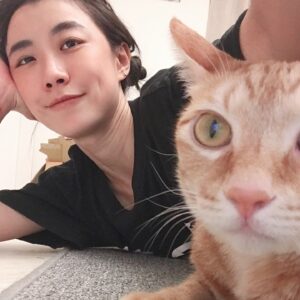 Weng Jiawei Instagram - 告別了待著4年的家，謝謝你陪伴著我無數個悲喜交加的日子，我在這裡學習和補充的勇敢，會帶著去到新的住處繼續儲蓄，四年前找房子你就是第一個最佳眼緣，還好我們手速心智很快才能讓你變成家人。

不得不說這4年我感受自己真的改變很多，
雖然我還是我，但心裡流動的東西長出不一樣的樣貌，獨立一點了嗎？或是更能直覺的反應自己的內在，從中也有不少對自己的質疑然後堆疊到信任。

謝謝房子帶給我的安心和溫暖，我們和小葵可以在這裡累積生命經驗，真的是太好了🥲♥️

謝謝我遇見的一切，
希望也能帶著這股好能量繼續分享出去🤍

#always