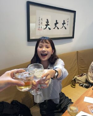Weng Jiawei Instagram - 最好的時光，
就是好好吃頓飯大口喝啤酒🤍

謝謝朋朋們溫暖相聚🔥
謝謝 @uuin_official 陪我開喝☺️

#my惟my羅還要晚上的my如🩵