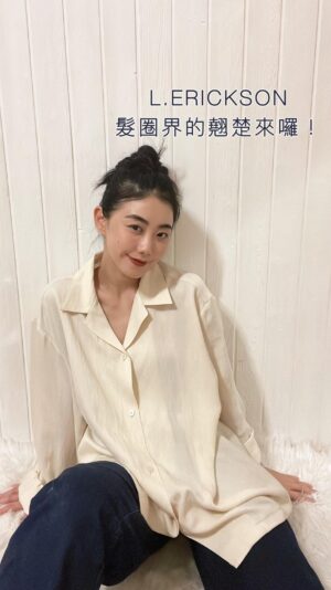 Weng Jiawei Instagram - 隨意的綁就是我的最愛🤍
最近頭髮已經長到沒有型真的只想剪掉的時候，就收到@l.ericksontaiwan 的母親節小禮物，直接體驗什麼叫不咬髮和強韌特性的髮圈👏🏻還可以讓長髮起死回生🤗

而且最大優點就是真的不太容易弄丟，因為顏色和材質真的很有質感😆 不捨得亂放！

想買起來的朋朋也可以用我的純分享折扣碼
「vvjia95」🤍 

#lerickson #LE官網母親節
#彈力髮圈 #美國時尚髮飾