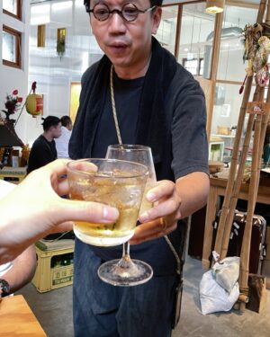 Weng Jiawei Instagram - 最好的時光，
就是好好吃頓飯大口喝啤酒🤍

謝謝朋朋們溫暖相聚🔥
謝謝 @uuin_official 陪我開喝☺️

#my惟my羅還要晚上的my如🩵
