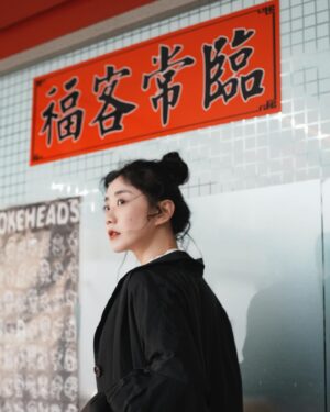Weng Jiawei Instagram - 我一直在想
舒服自在的環境是可以靠自己創造的，像語言就能輕易的渲染你所處在環境的氛圍。
你今天聽見一句話，你願意給予的只是展現自我的高度，還是在聆聽後給予支持或祝福？

當你由衷說出好的對話，發自內心闡述你認為心中或眼前的好，無論份量是否大小，聽見的人就能備受感染，光是這樣就能在短短的時間內，和你面對的對象聚焦一個好能量🫂

Photographer @0uwang 
Prophecy @uuin_official 
經典細緻，不被限制的神秘感🤍