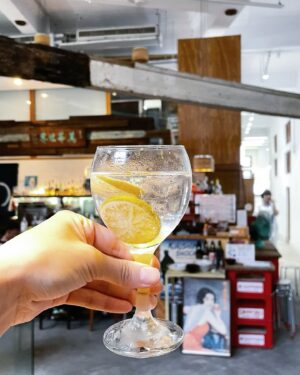 Weng Jiawei Instagram - 最好的時光，
就是好好吃頓飯大口喝啤酒🤍

謝謝朋朋們溫暖相聚🔥
謝謝 @uuin_official 陪我開喝☺️

#my惟my羅還要晚上的my如🩵