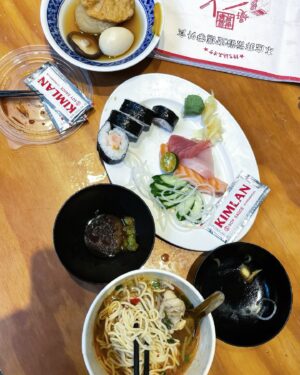 Weng Jiawei Instagram - 最好的時光，
就是好好吃頓飯大口喝啤酒🤍

謝謝朋朋們溫暖相聚🔥
謝謝 @uuin_official 陪我開喝☺️

#my惟my羅還要晚上的my如🩵