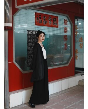 Weng Jiawei Instagram - 我一直在想
舒服自在的環境是可以靠自己創造的，像語言就能輕易的渲染你所處在環境的氛圍。
你今天聽見一句話，你願意給予的只是展現自我的高度，還是在聆聽後給予支持或祝福？

當你由衷說出好的對話，發自內心闡述你認為心中或眼前的好，無論份量是否大小，聽見的人就能備受感染，光是這樣就能在短短的時間內，和你面對的對象聚焦一個好能量🫂

Photographer @0uwang 
Prophecy @uuin_official 
經典細緻，不被限制的神秘感🤍