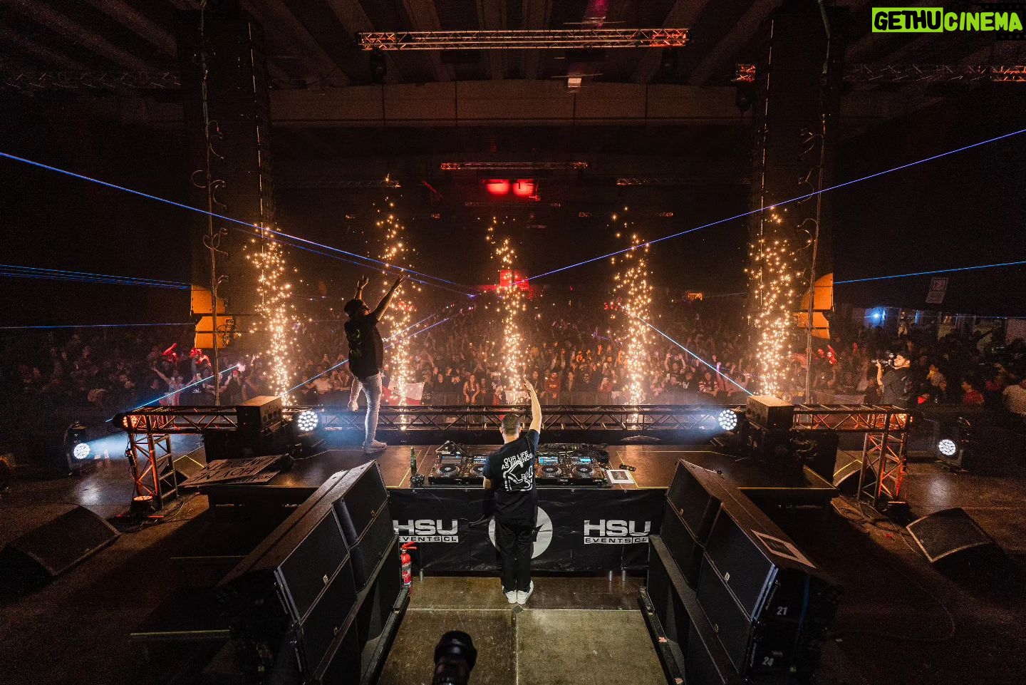 Wildstylez - 3.1K Likes - Chile siempre estarán en mi corazón ♥️ que bienvenida más cariñosa me han dado después de 5 años! Midnight Mafia Chile fue uno de los shows que recordaré por siempre!! 🇨🇱🇨🇱 gracias @eventshsu.cl @eventshsu por traerme.