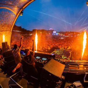 Wildstylez Instagram - Celebrating the summer with my bestie at @Parookaville 🧡

📸 @luisaart.de & @tim.dewinter