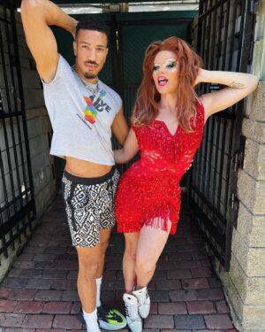 Willam Belli Instagram - in chicago, i was lucky enough to find a benevolent man to take me in off the streets and one week later i was pouring his tea in bar with the name of beach(es). that almost was Fancy and rhyming but whatever @sethefalk 🤪. thank u @roscoestavern for a lit time as always