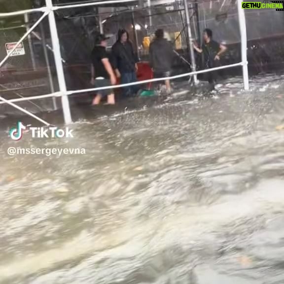William Baldwin - 5.3K Likes - Raining for a few weeks straight and now flooding in New York.
Gonna be sunny in the 80s next week.
Brooklyn got 7 1/2 inches of rain in one day.
2 1/2 inches of rain in one hour.
The most rain in Brooklyn in a single day in over 60 years.
The last time was during a HURRICANE !!!
Hurricane Donna in 1960.
They say āOnly in New Yorkā but even for New Yorkers⦠this is getting a bit out of hand.