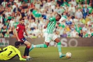 William Carvalho Instagram - Quem trabalha arduamente mais tarde ou mais cedo será sempre recompensando ! Vitoria muito importante! #ModoCápsula⏳👊🏿 ⚽️#MushoBetis