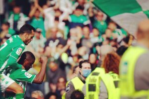 William Carvalho Instagram - Quem trabalha arduamente mais tarde ou mais cedo será sempre recompensando ! Vitoria muito importante! #ModoCápsula⏳👊🏿 ⚽️#MushoBetis