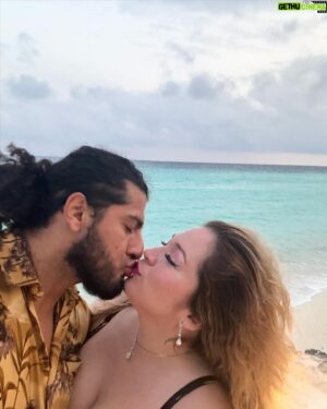 William Muñoz Instagram - 🥳🎉🎊🎈🍾🎂
HOY ES UN DÍA MUY ESPECIAL 
LA MUJER MÁS VALIOSA HERMOSA Y MARAVILLOSA  MI ESPOSA Y MADRE DE MIS HIJOS 
CUMPLE 35 AÑOS
FELIZ CUMPLEAÑOS MI REINA 
QUE DIOS TE SIGA LLENANDO DE MUCHAS BENDICIONES A LADO DE TU HERMOSA FAMILIA QUE TE AMAMOS CON TODA EL ALMA 
GRACIAS POR TANTOS AÑOS A MI LADO ERES Y SERÁS PARA MÍ EL AMOR DE MI VIDA TANTO CAMINO QUE HEMOS RECORRIDO JUNTOS HEMOS PASADO POR MOMENTOS MUY DIFÍCILES PERO NUESTRO AMOR Y LA BENDICIÓN DE DIOS SEGUIMOS JUNTOS Y PARA TODA LA VIDA
TE AMO CON TODA MI VIDA GRACIAS POR HACERME UN MEJOR HOMBRE Y POR DARME ESTA HERMOSA FAMILIA
 
#ReinaIngobernable