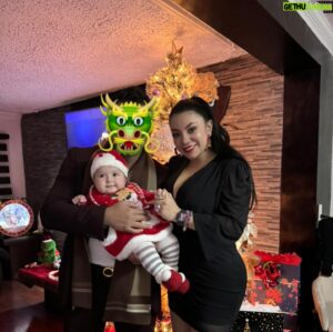 William Muñoz Instagram - Navidad 2023 🎄 !  Una noche llena de espiritualidad , unión y armonía , Gracias Dios por tantas bendiciones recibidas este año . Les deseamos que Dios siempre permanezca en sus hogares , Que hayan tenido una muy Feliz Navidad 🎄🎁