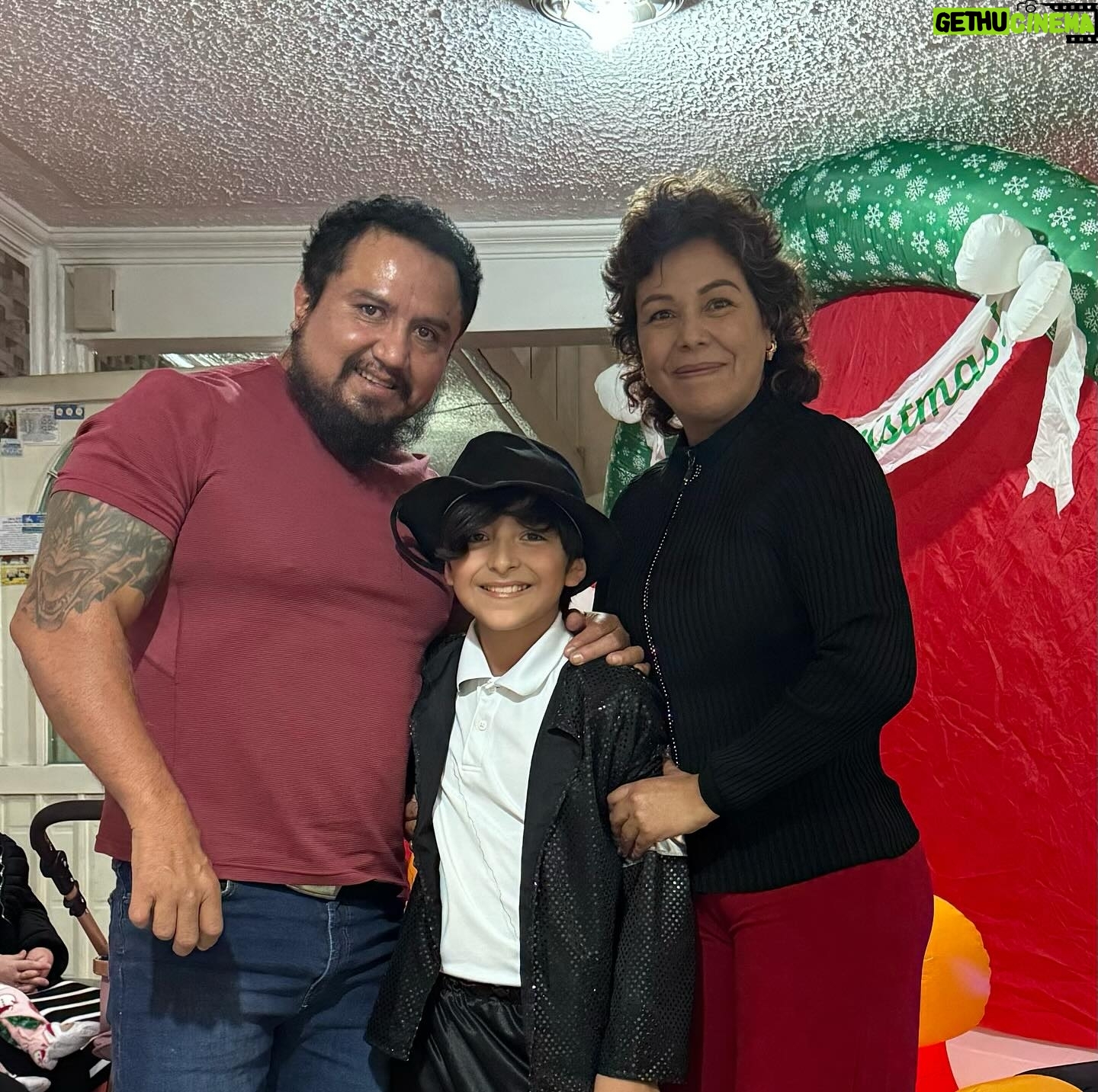 William Muñoz - 2.1K Likes - Navidad 2023 🎄 ! Una noche llena de espiritualidad , unión y armonía , Gracias Dios por tantas bendiciones recibidas este año . Les deseamos que Dios siempre permanezca en sus hogares , Que hayan tenido una muy Feliz Navidad 🎄🎁