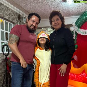 William Muñoz Instagram - Navidad 2023 🎄 !  Una noche llena de espiritualidad , unión y armonía , Gracias Dios por tantas bendiciones recibidas este año . Les deseamos que Dios siempre permanezca en sus hogares , Que hayan tenido una muy Feliz Navidad 🎄🎁