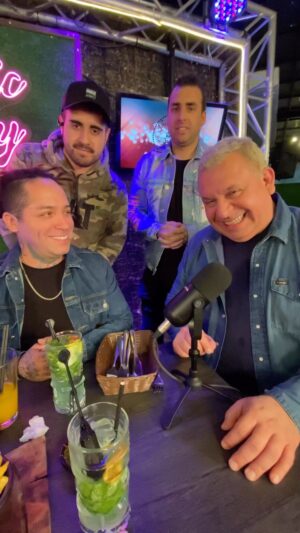 Willy Sabor Instagram - Arranca nueva semana y estamos ansiosos por un nuevo capítulo. Este jueves 21 hrs imperdible. 😀🤩💯💯

Para este nuevo episodio, llega todo el humor de @cebollaybodoque quienes estarán junto a la dupla más alegre de Chile @willysaboroficial y @joseluislolito 

Recuerda suscribirte en nuestro canal oficial. https://youtube.com/@eslahoradetupodcast?si=9alYVrhJHFS5Nmm1

Jueves 21 hrs! NUEVO CAPÍTULO 🚨🚨🔥

SUSCRÍBETE / COMPARTE / COMENTA