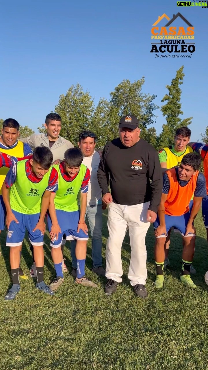 Willy Sabor - 291 Likes - ¡Les presentamos el nuevo preparador físico del Tricolor de Paine!🤣⚽️
Junto a Willy compartimos un simpático momento con los jóvenes del equipo painino, a quienes les fuimos a dar ánimo antes del último partido y a felicitar tras una gran campaña! 🙌🏻🏘️
#casaslaguna #aculeo #willysabor #paine #tricolordepaine