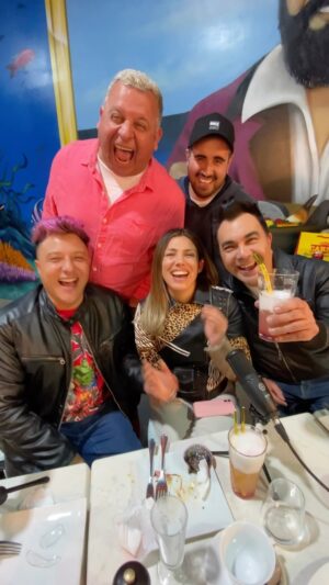 Willy Sabor Instagram - Se nos viene un nuevo capítulo en #eslahoradetupodcast 

Este jueves a las 21 horas 🤩, capítulo imperdible junto al trío más entretenido del periodismo de espectáculo. 
Nos acompañarán nuestros amigos @paula_escobar_jure @sergio.rojas1 @luissandovalcl 

Recuerda suscribirte a nuestro canal oficial. https://youtube.com/@eslahoradetupodcast?si=m3Zwylo9mw8lOACN

SUSCRÍBETE / COMPARTE / COMENTA
