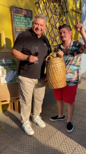 Willy Sabor Instagram - Querida Familia, hoy queremos contarles que este 24 de febrero nos unimos con #elvinoresiste✊🏼🍷 para celebrar nuestra primera fiesta viñatera del 2024.
Por fin Dama Juana y @elvinoresiste se unen y lo hacen con una selección de 9 viñas nacionales ancladas en la producción a escala humana más un invitado internacional.
Ese día podrás catar más de 40 etiquetas con la copa (entrada) pero también podrás comprar directamente las botellas que quieras a las viñas presentes, para consumir en el local o llevar a casa, sin descorches o pagos extras. Aparte, aquí una buena novedad; También podrás comprar vino en copa para maridar con la exquisita carta que Dama Juana preparará ese día; todo en torno a la street food con influencia en la ecomida chilena.
Los esperamos el 24 de Febrero desde las 17 horas, mascotas, bicicletas y la familia entera son bienvenidas.
La dirección es en Calle Condell #936 Providencia, (a pasos de Santa Isabel, barrio Italia).
El Line up de las viñas presentes será dado a conocer dentro de las próximas horas.

Reserva tu entrada al  56 9 6143 2758 o damajuana936@gmail.com

@damajuanachile
@elvinoresiste
@danieldiazriquelme
@cornejo_chef
@danny.romeror
