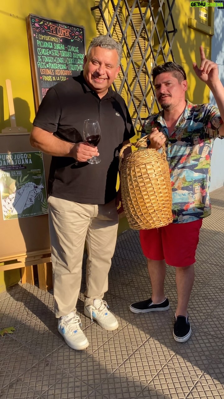 Willy Sabor - 367 Likes - Querida Familia, hoy queremos contarles que este 24 de febrero nos unimos con #elvinoresiste✊🏼🍷 para celebrar nuestra primera fiesta viñatera del 2024.
Por fin Dama Juana y @elvinoresiste se unen y lo hacen con una selección de 9 viñas nacionales ancladas en la producción a escala humana más un invitado internacional.
Ese día podrás catar más de 40 etiquetas con la copa (entrada) pero también podrás comprar directamente las botellas que quieras a las viñas presentes, para consumir en el local o llevar a casa, sin descorches o pagos extras. Aparte, aquí una buena novedad; También podrás comprar vino en copa para maridar con la exquisita carta que Dama Juana preparará ese día; todo en torno a la street food con influencia en la ecomida chilena.
Los esperamos el 24 de Febrero desde las 17 horas, mascotas, bicicletas y la familia entera son bienvenidas.
La dirección es en Calle Condell #936 Providencia, (a pasos de Santa Isabel, barrio Italia).
El Line up de las viñas presentes será dado a conocer dentro de las próximas horas.
Reserva tu entrada al 56 9 6143 2758 o damajuana936@gmail.com
@damajuanachile
@elvinoresiste
@danieldiazriquelme
@cornejo_chef
@danny.romeror