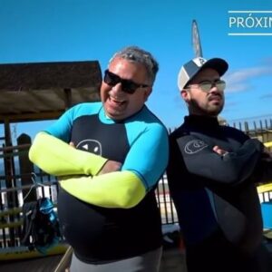 Willy Sabor Instagram - Willy Sabor y Dj Lolito viajaron a Pichilemu… podrán dominar las olas?🌊 🏄‍♂️

Te déjamos un pequeño adelanto de un nuevo capítulo de #Eslahoradetuviaje  te esperemos todos los sábados a las 20Hrs en nuestro canal de YouTube. Búscanos como “es la hora de tu podcast” y te suscribes! Es gratis 🫶