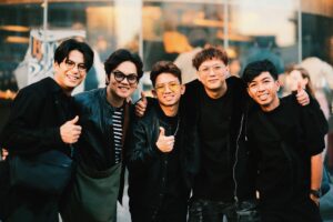 Win Morisaki Instagram - この度なんと、ベトナムのバンド「Chillies」とコラボレーションした新曲「Dai Lo Mat Troi」がリリースされました‼︎

実はベトナムの音楽について調べていたときに、ひと聴き惚れしたのがChilliesで、去年ベトナムに行ったときもタイミングよくライブを観れたんです^ ^

そしたらなんと、日本に来る機会があるというので、一緒に面白い事を出来ないですかとお願いしたところ、この企画が実現したんです。

このあとも続報があるのでお楽しみに〜〜
是非、たくさん聴いてくださいませ‼︎

Đại Lộ Mặt Trời (Sunset Boulevard) is OUT NOW 

A Dual Single of Chillies - the band I love from Vietnam! Let's check it out and also the Japanese Version has me featuring!

#DaiLoMatTroi
#SunsetBoulevard
#Chillies
#MORISAKIWIN
#WarnerMusicVN