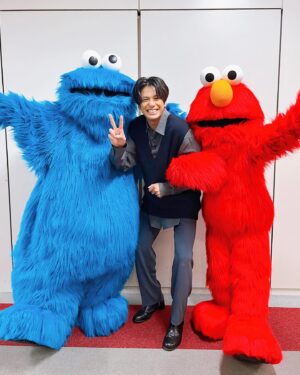 Win Morisaki Instagram - エルモとクッキーモンスターとウィンモリサッキーだ！！
やっと会えたね〜^ ^
笑笑

#ネプリーグ
#パリピ孔明
#森崎ウィン
#MORISAKIWIN