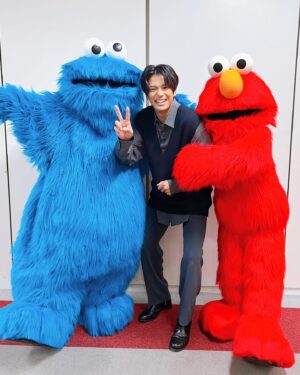 Win Morisaki Instagram - エルモとクッキーモンスターとウィンモリサッキーだ！！
やっと会えたね〜^ ^
笑笑

#ネプリーグ
#パリピ孔明
#森崎ウィン
#MORISAKIWIN