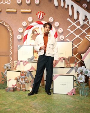 Win Morisaki Instagram - クリスマスにピッタリなポップアップ！こんなにも可愛らしい一面も持つ、ジョーマローンロンドン！皆様の今年のクリスマスイベントのスケジュールに入れてくださいませ^ ^

実は、これ昨日ミュージカルの本番終わりにお邪魔したのですが、夜遅くまで待って頂いたスタッフの皆様のお陰で、展示をしっかり堪能出来ました！本当にありがとうございました！

#PR
#JustBecause
#JoMaloneLondon
#SeasonOfScent